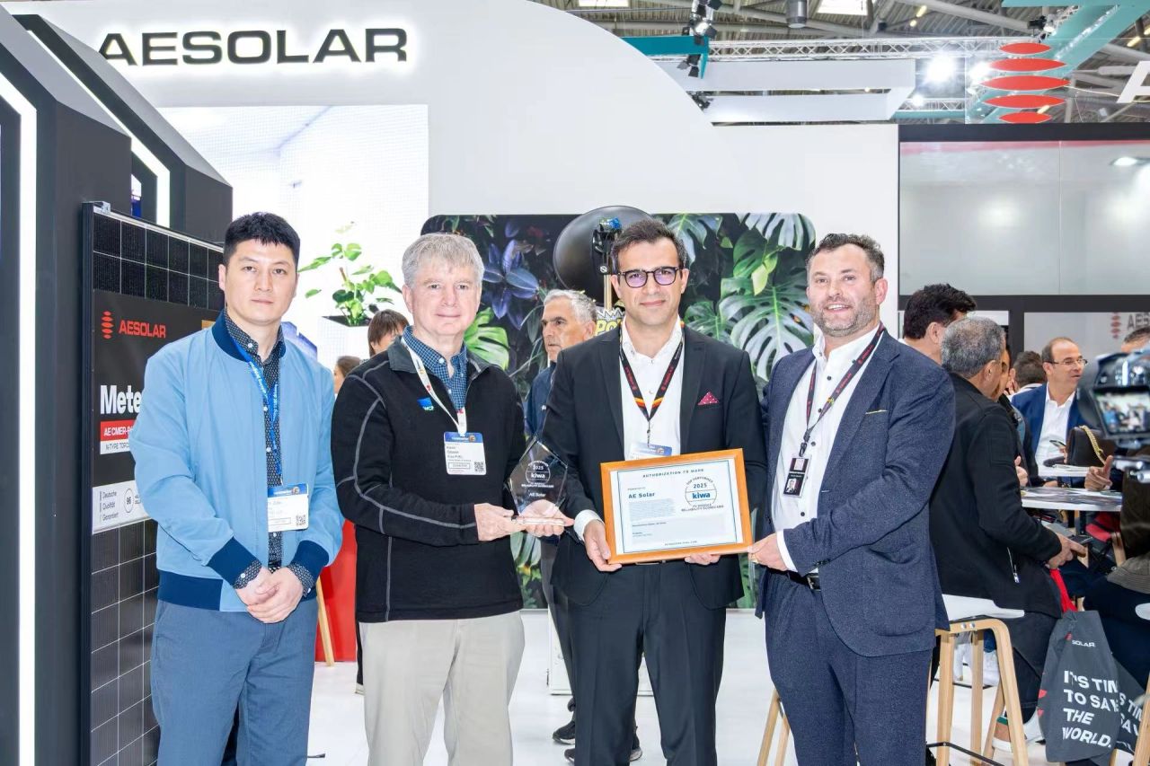 Dr. Hamed Hanifi at a photovoltaic conference or industry event